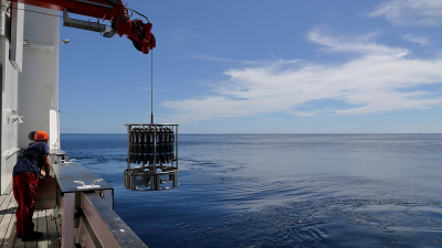 Mithilfe einer so genannten CTD-Rosette können Wissenschaftler die Wassersäule beproben und Parameter wie Salzgehalt, Temperatur, Sauerstoff und Partikeldichte in der Wassersäule messen. Sie wird von Bord des Forschungsschiffs SONNE ins Wasser gelassen. 