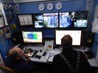 Im MeBo-Steuercontainer wird der Bohrvorgang am Meeresboden per Videoübertragung kontrolliert und gesteuert. Foto: MARUM - Zentrum für Marine Umweltwissenschaften, Universität Bremen; G. Bohrmann