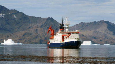 Research vessel POLARSTERN in the Cumberland Bay of South Georgia. Photo: vdl