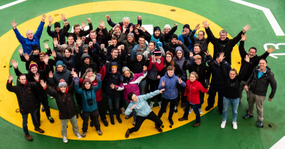 Gruppe der Wissenschaftler der PS119 auf dem Heli-Deck von FS POLARSTERN. Foto: Felix Kentges