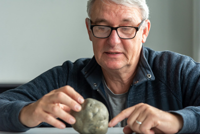 Dr. Martin Kölling shows a pyrite nodule. Photo: Photo: MARUM – Center for Marine Environmental Sciences, University of Bremen, V. Diekamp