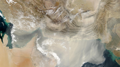 Das Satellitenbild zeigt einen Staubsturm im Winter, der sich von der Arabischen Halbinsel (links) in Richtung Osten über den Persischen Golf und den Golf von Oman bis zum Arabischen Meer erstreckt. Foto: Jacques Descloitres, MODIS Land Rapid Response Tea
