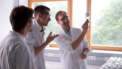 Christian Hallmann und Lennart van Maldegem discussing chemical analyses. Photo: Tom Pingel