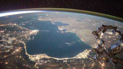 Das Kaspische Meer, hier von der Internationalen Raumstation ISS gesehen, ist der größte See der Welt. Aufgrund des Klimawandels sinkt dessen Wasserspiegel. Foto: NASA/Scott Kelly