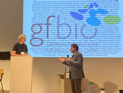 Staffelübergabe von GFBio zu NFDI4Biodiversity auf der gemeinsamen Jahreskonferenz von GFBio und NFDI4Biodiversity: Dr. Michael Diepenbroek (links) und Prof. Dr. Frank Oliver Glöckner. Foto: Katharina Frohne