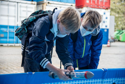 Mit den Prinzipien des Auftriebs beschäftigen sich die Schüler beim Gliderbau. Foto: MARUM - Zentrum für Marine Umweltwissenschaften, Universität Bremen; V. Diekamp