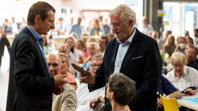 Michael Schulz übergibt Geschenke an seinen Vorgänger und Institutsgründer Gerold Wefer. Foto: MARUM - Zentrum für Marine Umweltwissenschaften, Universität Bremen; V. Diekamp