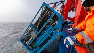 Das Meeresbodenbohrgerät MARUM-MeBo200 geht mit voller Beladung von Bord der MARIA S. MERIAN auf Tiefe. 