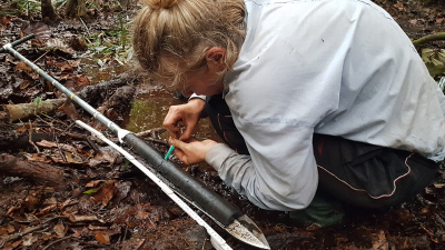 Dr. Johanna Menges (MARUM, Bremen) beim Beproben eines Torfkerns aus der Cuvette Congolaise während der Expedition im Frühjahr 2022. Foto: Mélanie Guardiola, CEREGE