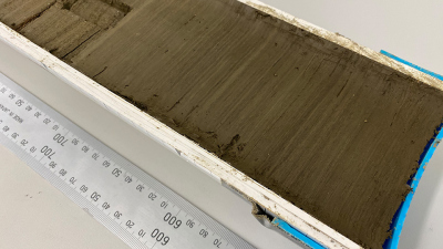 The individual seasonal layers are clearly visible in the examined core. Darker layers correspond to the rainy summer season, while lighter layers reflect the winter season. Photo: Yvonne Hamann, Max Planck Institute for Chemistry