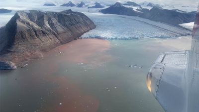 Glaziale Schmelzwasserströme befördern Gesteinspartikel (inkl. organischer Kohlenstoff) zu benachbarten Fjordökosystemen. Foto: Torben Stichel