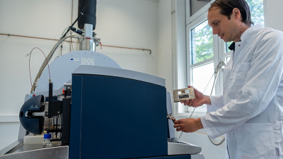 Dr. Nettersheim inserts a thin section and rock slices of 1.64 billion-years old rocks into the 7T solariX XR FT-ICR-MS equipped with a MALDI source at the Geobiomolecular Imaging Laboratory at MARUM. As part of ongoing research into mid-Proterozoic biomarker signatures at MARUM, GFZ and the Australian National University, Dr. Nettersheim aims to zoom into the cradle of eukaryotic life in unprecedented resolution. Photo: MARUM – Center for Marine Environmental Sciences, University of Bremen; V. Diekamp