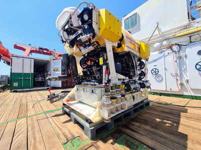 Der Unterwasserroboter MARUM-SQUID wird an Bord der METEOR noch im Hafen von Piräus für seinen ersten Tauchgang vorbereitet. Foto: Solveig Bühring