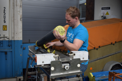 Inserting core on saw. Photo: ZMT; A.Daschner