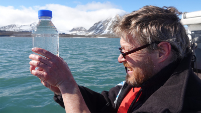 Prof. Kai Bischof from the University of Bremen and MARUM during field work at Kongsfjord, Spitsbergen. Photo: Simon Jungblut/University of Bremen
