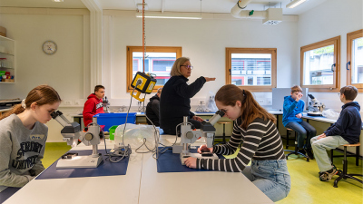 In a workshop, the students examine a sediment core more closely. Photo: MARUM - Center for Marine Environmental Sciences, University of Bremen; V. Diekamp
