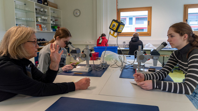 Martina Pätzold erklärt die Versuche einer Schülerin. Foto: MARUM – Zentrum für Marine Umweltwissenschaften der Universität Bremen ; V. Diekamp