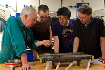 Die Wissenschaftler mit ihrem Sedimentkern im Labor: Gerhard Bohrmann, Markus Loher, Chieh Wei Hsu und Daniel Smerzka (v.l.).