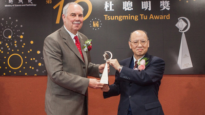 Ter-Shing Chen, stellvertretender Minister des Ministeriums für Wissenschaft und Technologie in Taiwan (rechts), verleiht Prof. Dr. Gerhard Bohrmann den Tsungming Tu Awards.
