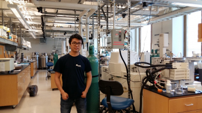 Weichao Wu in Prof. Dr. Roger Summons’ lab at MIT, USA (photo by Dr. Xiaolei Liu)