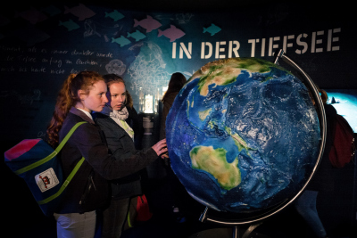 Relief globe; Photo: Ilja Hendel / Wissenschaft im Dialog
