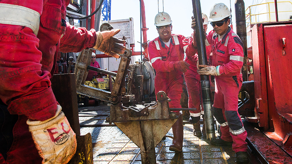 The drill crew of the JR working on the platform to extend and stabilize the hole. (credit: Exp 356/IODP-JRSO)