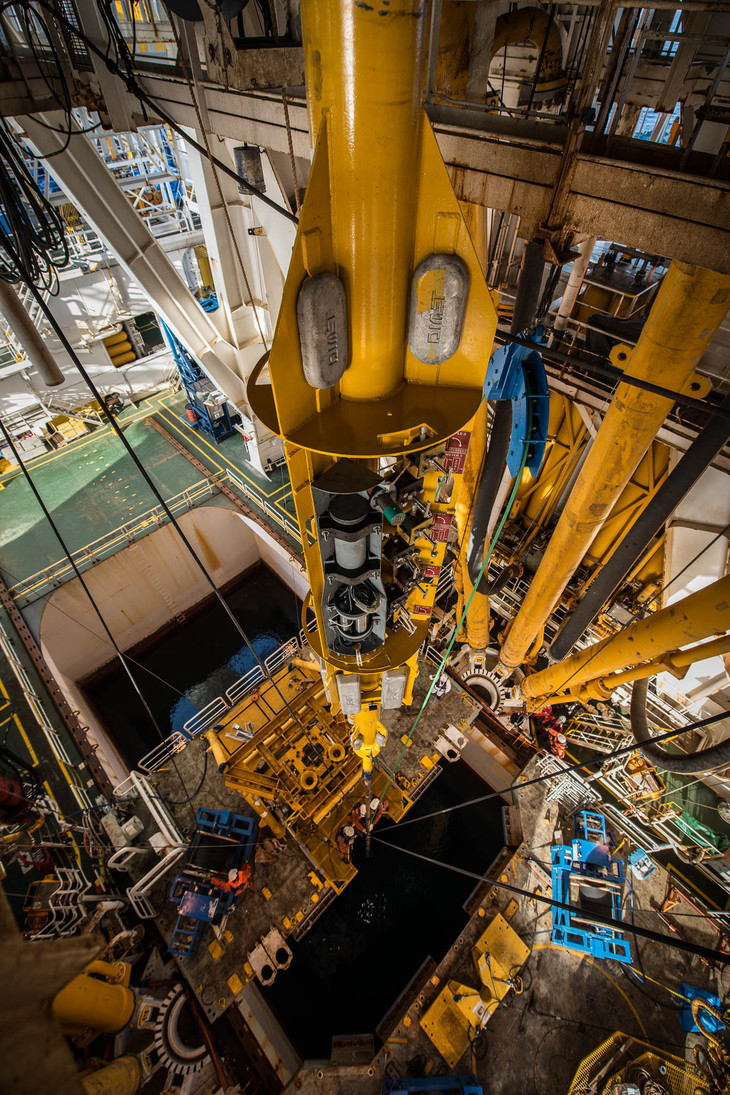 Das Langzeitobservatorium wird vom Forschungsschiff aus in das Bohrloch hinabgelassen. Foto: JAMSTEC