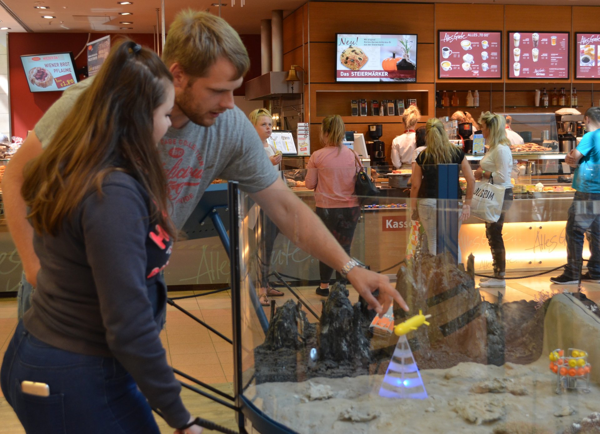 Besucher betrachten das Tiefsee-Diorama, das Teil des VR-Moduls ist. Foto: MARUM - Zentrum für Marine Umweltwissenschaften, Universität Bremen, U. Prange