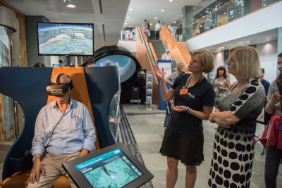 Bundesministerin Johanna Wanka informiert sich am MARUM-Ausstellungsstand über die Hintergründe des neuen Virtual Reality-Moduls. Foto: H. Rickel