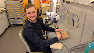 Martin Krogmann, Präparator bei der Geowissenschaftlichen Sammlung der Universität Bremen, wurde mit dem René-Lanooy-Förderpreis ausgezeichnet. Foto: Anna Hermann
