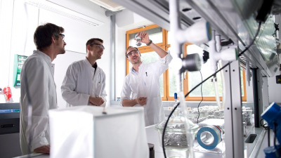 Arne Lei­der, Lenn­art van Mal­de­gem and Chris­ti­an Hall­mann (from left) in the MARUM-La­boratories.  Foto: Tom Pin­gel