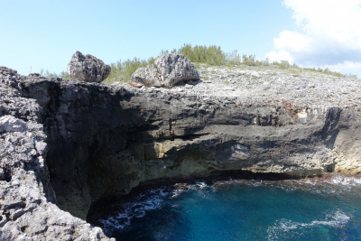 The boulders “cow” (left) and “bull” on the cliff at Eleuthera. Photo: Alessio Rovere
