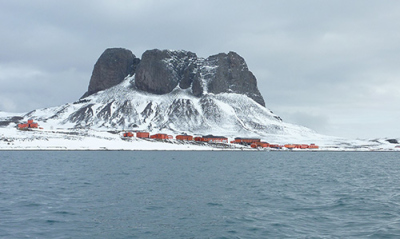 Potter Cove und Carlini Station, King George Island, Westantarktische Halbinsel.