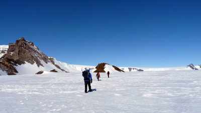 In der Ostantarktis nehmen die Wissenschaftlerinnen und Wissenschaftler Proben an den so genannten Nunataks. Das Team ist jetzt, nach einer Expedition im Februar 2017, zum zweiten Mal in Dronning Maud Land. Foto: Jennifer Newall