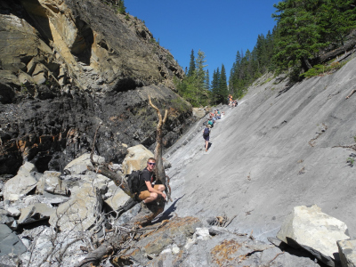 First author David De Vleeschouwer in front of a meters-thick Devonian black shale layer in Alberta, Canada. Photo: MARUM - Center for Marine Environmental Sciences, University of Bremen; David De Vleeschouwer