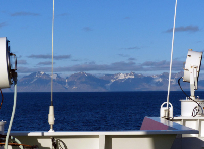 Ein seltener Blick auf das Prinz-Karl-Vorland, die 86 Kilometer lange Insel an der Westseite des Svalbard Archipels. Meist sind die Berge im Nebel verdeckt. Foto: MARUM - Zentrum für Marine Umweltwissenschaften, Universität Bremen; G. Bohrmann