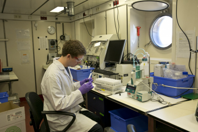 Chris Jones working in the geochemistry lab. (photo: MinCyT)