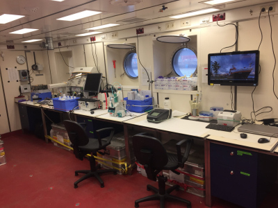 Geochemie-Labor an Bord des Forschungsschiffs SONNE (Foto: Chris Jones)