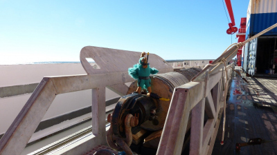 Chauncey, unser Hochschulmaskottchen mit seiner Tauchausrüstung bereitet sich auf sein Tauchabenteuer zum Meeresboden an Bord des Schwerelotes vor. (Foto: JT Durica)