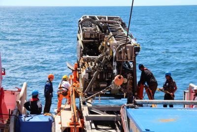Das MARUM-MeBo70 wird vom Deck des FS SONNE ins Wasser gelassen (Foto: Sabine Kasten). 