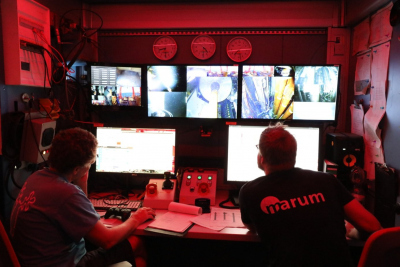 The MARUM-MeBo70 is remotely operated from the ship’s control cabin by Markus Bergenthal and Erik Linowski (Foto: Natascha Riedinger)