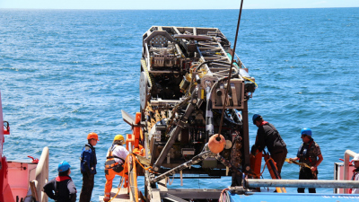 Das MARUM-MeBo70 wird vom Deck des FS SONNE ins Wasser gelassen (Foto: Sabine Kasten). 