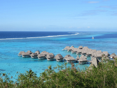Tourist resort protected by the reef, Moorea.  (Photo: ELISA CASELLA, ZMT)