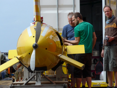 MARUM-Wissenschaftler bereiten den Einsatz des AUV SEAL-5000 vor. (Foto: A. Klügel)