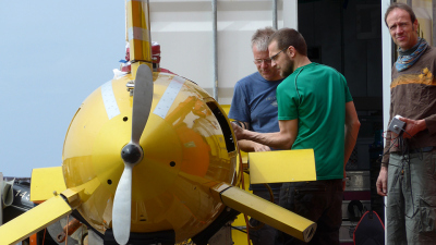 Das autonome Unterwasserfahrzeug MARUM-SEAL wird für den Einsatz vorbereitet. (Foto: A. Klügel)