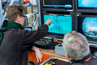 Handling of the overview sonar with the ROV MARUM-SQUID