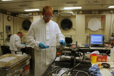 Alexander Diehl retrieving a sample into a gastight syringe from an IGT sampler. Photo: C. Kleint, Jacobs University