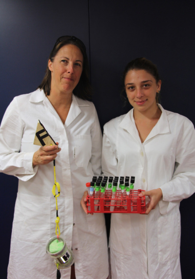 Die Mikrobiologinnen Sheryl Murdock und Bledina Dede im Labor. Foto: C. Kleint, Jacobs University