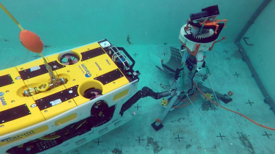 Test of the long-range sonar with ROV SQUID in the MARUM test tank. Photo:  MARUM – Center for Marine Environmental Sciences, University of Bremen