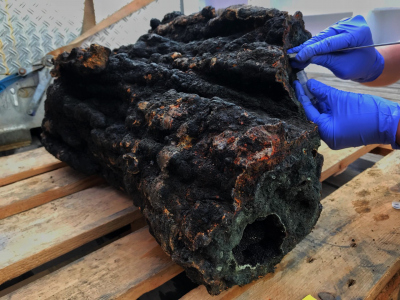 Part of a black smoker, which was recovered with the TV-grab. Photo: B. Schleifer, FAU